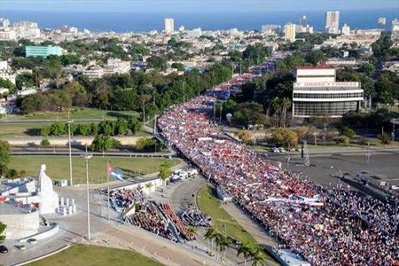 Raúl Castro preside desfile de trabajadores cubanos